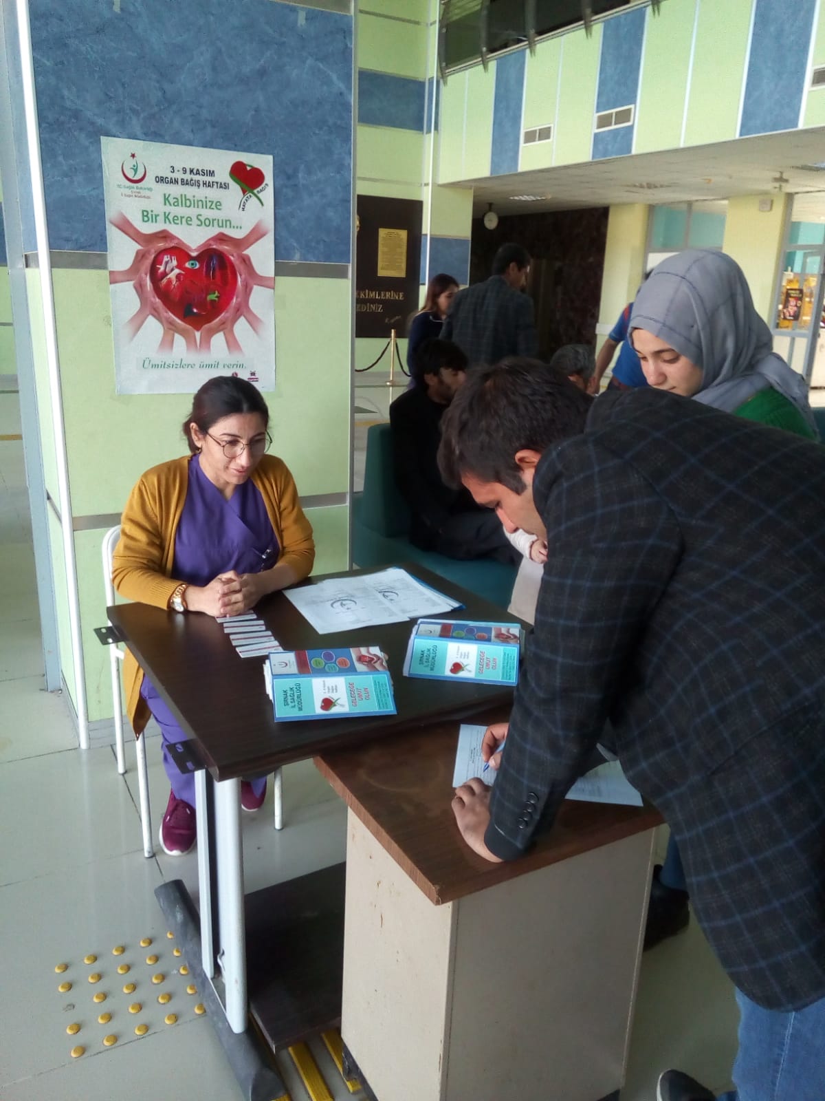3-9 Kasım Organ Bağış Haftası nedeniyle hastanemiz giriş holünde kurulan standa vatandaşlar ilgi gösterdi. Vatandaşlara organ bağışıyla ilgili bilgilendirici broşürler dağıtıldı. 